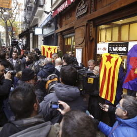 Representantes de la CUP protagonizan una concentración frente a la Audiencia Nacional en solidaridad con los detenidos por la quema de fotos del Rey. EFE/Paco Campos