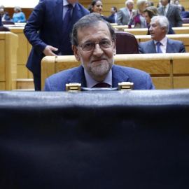 El presidente del Gobierno, Mariano Rajoy, ocupa su escaño al inicio del Pleno de la sesión de control al Gobiernoen el Senado. | KIKO HUESCA (EFE)