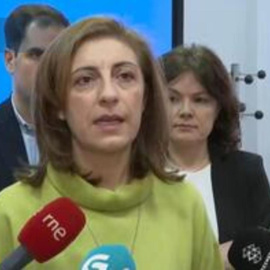 Dos helicópteros y siete barcos intentan localizar sacos de pellets de plástico en Galicia