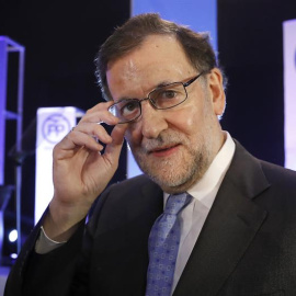 El presidente del Gobierno, Mariano Rajoy, durante la cena de Navidad del PP de Madrid celebrada hoy en el Pabellón Deportivo José Antonio Paraíso de Torrejón de Ardoz. EFE/Juan Carlos Hidalgo