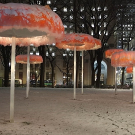 La artista Ana Hernando decora con nubes de tul un parque de Nueva York