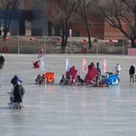 Residentes en Pekín patinan sobre un lago congelado aprovechando las bajas temperaturas