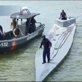 Tres colombianos detenidos en un semisumergible hallado frente a Ecuador