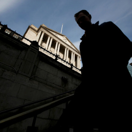 Un hombre entra en la boca de metro de la estacion de Bank, en Londres, junto a la sede del Banco de Inglaterra (BoE, según sus siglas en inglés). REUTERS/Peter Nicholls