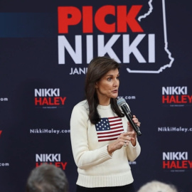 La candidata republicana Nikki Haley hace campaña en New Hampshire