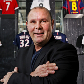 Bosman, delante de las camisetas de los ganadores del FIFA-FIFPro World XI de 2014.