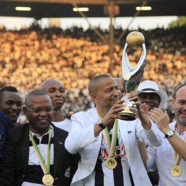 Katumbi alza la quinta copa de Campeones de África para el Mazembe en 2015.