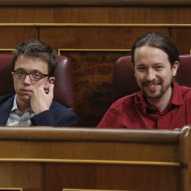 El secretario general de Podemos, Pablo Iglesias, y el portavoz del grupo parlamentario de Unidos Podemos, Iñigo Errejón, en  la sesión de control al Gobierno en el Congreso de los Diputados. EFE/Paco Campos