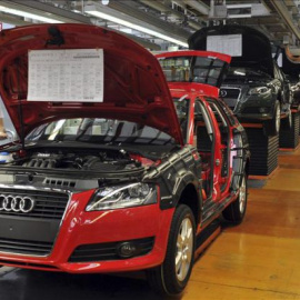 Mecánicos trabajan en la cadena de ensamblaje del Audi A3 en una fábrica en Ingolsatdt (Alemania). EFE/Archivo