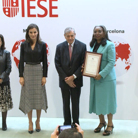 La Reina Letizia apuesta por la sobriedad en su regreso a España