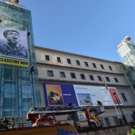 Greenpeace despliega una gran pancarta contra la guerra en Gaza en el Museo Reina Sofía de Madrid