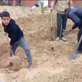 Cavan una fosa común en el hospital Nasser de Gaza para enterrar los cadáveres de la morgue