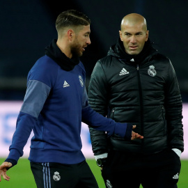 Sergio Ramos charla con Zidane en el entrenamiento en Yokohama. /REUTERS