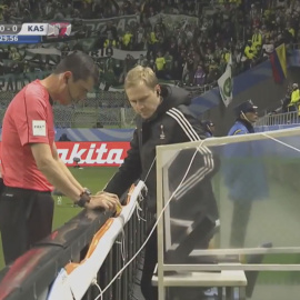 Momento en el que el árbitro Viktor Kassai consulta la repetición del penalti que finalmente señaló en favor del Kashima japonés ante el Atlético Nacional.