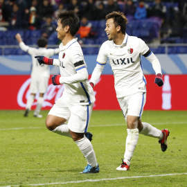 Dos jugadores del Kashima japonés celebran el segundo gol ante el Atlético Nacional colombiano. /REUTERS
