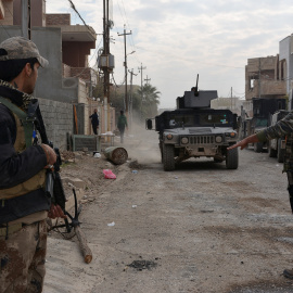 Miembros de las tropas especiales iraquíes toman posiciones en un barrio del este de Mosul. - REUTERS