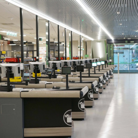 Línea de cajas de una de las nuevas tiendas de Mercadona, en Puerto de Sagunto.