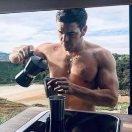 Mario Casas y Blanca Suárez, él sin camiseta y ella con abrigo...