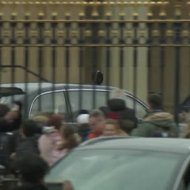 El rey Carlos Tercero reaparece en público 24 horas después de comunicarse que padece cáncer