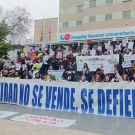 "Ayuso, escucha esta es nuestra lucha": la protesta de los vecinos de la Comunidad de Madrid contra el "desmantelamiento" de la Atención Primaria
