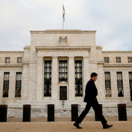 Un hombre camina frente al edificio de la Reserva Federal, el banco central de EEUU, en Washington. REUTERS/Kevin Lamarque