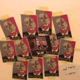 Carteles críticos contra el primer ministro de Israel Benjamin Netanyahu