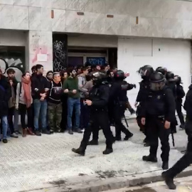 Un grupo de jóvenes intenta frenar un desahucio