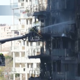 Continúan las tareas de enfriamiento en la fachada del edificio incendiado de Valencia
