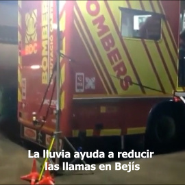 Vídeo | La lluvia ayuda a sofocar el incendio de Vall d'Ebo y a reducir las llamas en Bejís