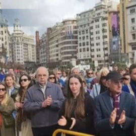 La plaza del Ayuntamiento de València guarda silencio por las víctimas del incendio