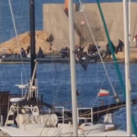 Llegan dos pateras al puerto de Roquetas de Mar a plena luz del día