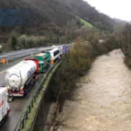 La nieve impide la circulación de camiones entre Asturias y la Meseta