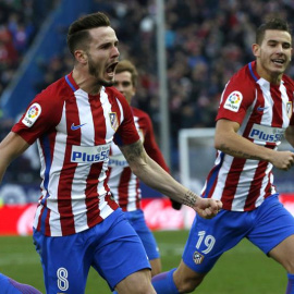 El centrocampista del Atlético de Madrid Saúl Ñíguez celebra el único gol del partido. / KIKO  HUESCA (EFE)