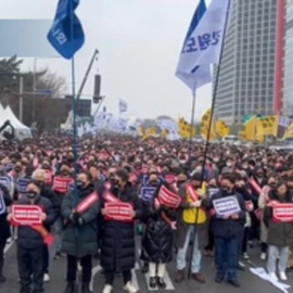 Miles de médicos se manifiestan en Seúl contra el plan del Gobierno