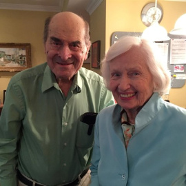 El doctor Henry Heimlich, junto a Patty Ris, a quien salvó la vida en mayo. / REUTERS