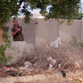 Oficiales y miembros de la Cruz Roja inspeccionan el lugar donde el pasado 10 de diciembre un terrorista suicida asesinó a 23 soldados al sur del puerto de Aden mientras hacían cola para cobrar sus salarios. EFE/EPA/STR