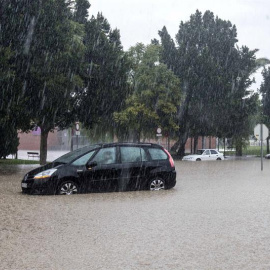 Un vehículo en medio de la intensa lluvia caída en la pedanía murciana de la Alberca (Murcia). EFE/Marcial Guillén