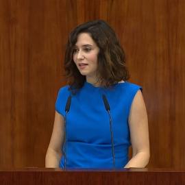 Ayuso homenajea a Javier Marías y a su madre dando sus nombres a una biblioteca y un auditorio