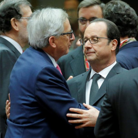 El presidente de la Comisión Europea, Jean-Claude Juncker,  saluda al presidente francés, François Hollande. - EFE
