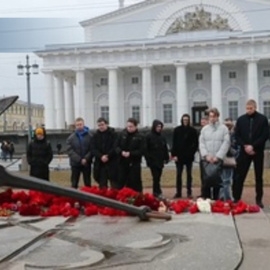 Flores en San Petersburgo para las víctimas del atentado de Moscú