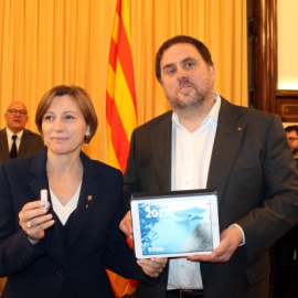 Junqueras entrega a Carme Forcadell el projecte de pressupostos del govern. PARLAMENT