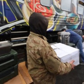 Reparto de comida caliente del proyecto Food Train en zonas afectadas por la guerra