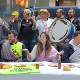 Agricultores recrean la última cena durante su protesta en Zaragoza