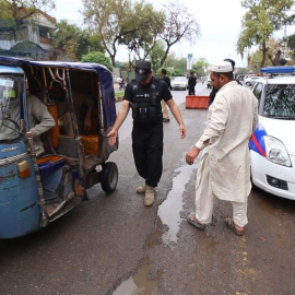 Fuerzas de seguridad de Pakistán controlan personas y vehículos tras ataque suicida contra un convoy de ingenieros chinos