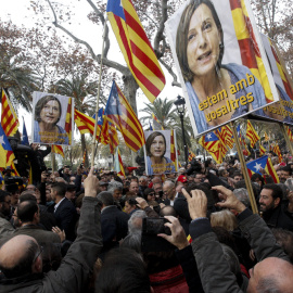 Numerosos simpatizantes han arropado a la presidenta del Parlament, Carme Forcadell, que ha declarado ante el Tribunal Superior de Justicia de Catalunya como investigada por desobedecer al Tribunal Constitucional. EFE/Quique García