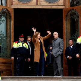 La presidenta del Parlament de Catalunya, Carme Forcadell, saluda desde la entrada del Tribunal Superior de Justicia de Catalunya a los centenares de personas, entre ellos dirigentes del Govern, diputados y alcaldes, que le han arropado en 