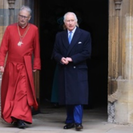 Carlos III saluda a la multitud tras asistir a una misa de Pascua en Windsor