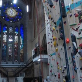 De iglesia a rocódromo: una parroquia belga se transforma en un templo para escaladores