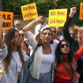 Mujeres feministas reclaman apoyo internacional ante la embajada iraní: "No hay día que en Irán no se asesine"