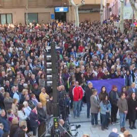 Concentración en El Prat por el asesinato machista de una mujer y sus dos hijos